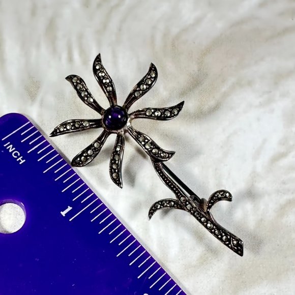 Silver-tone vintage abstract daisy pin with marcasite and purple stone - Picture 2 of 3